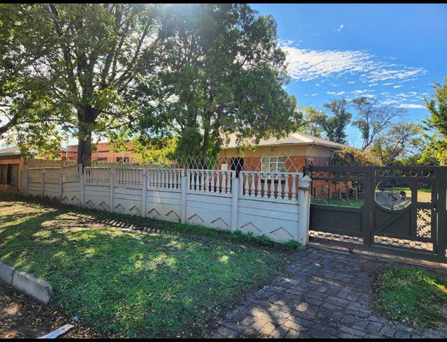 2 BEDROOM FREEHOLD FOR SALE IN LEEUHOF